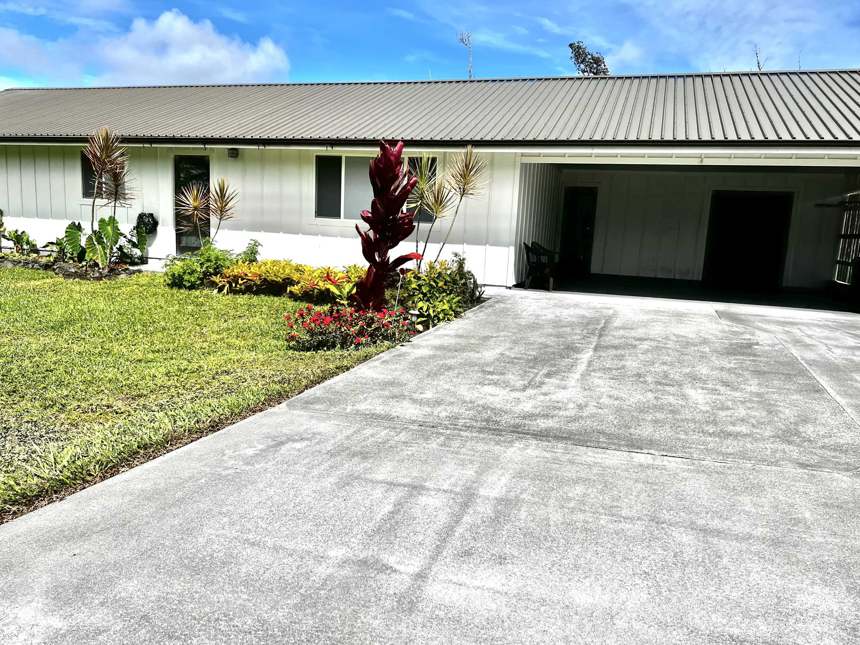 16-2083 Anthurium Drive